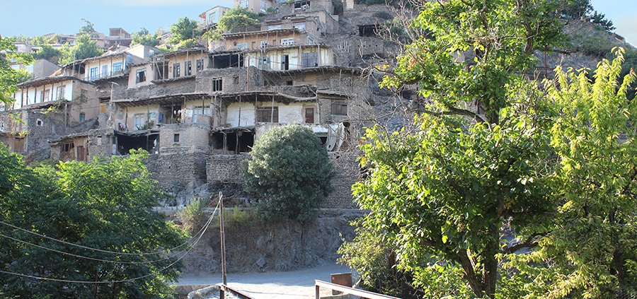 روستای پلکانی مایان علیا مرکز ارغوان بافی