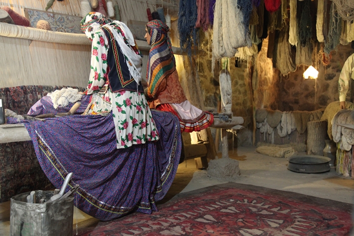 قالی بافان با لباس سنتی رباط ویرانی